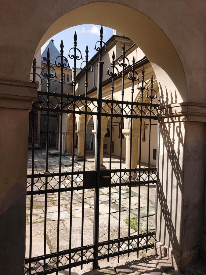 вірменський дворик / Armenian Courtyard Apartment *